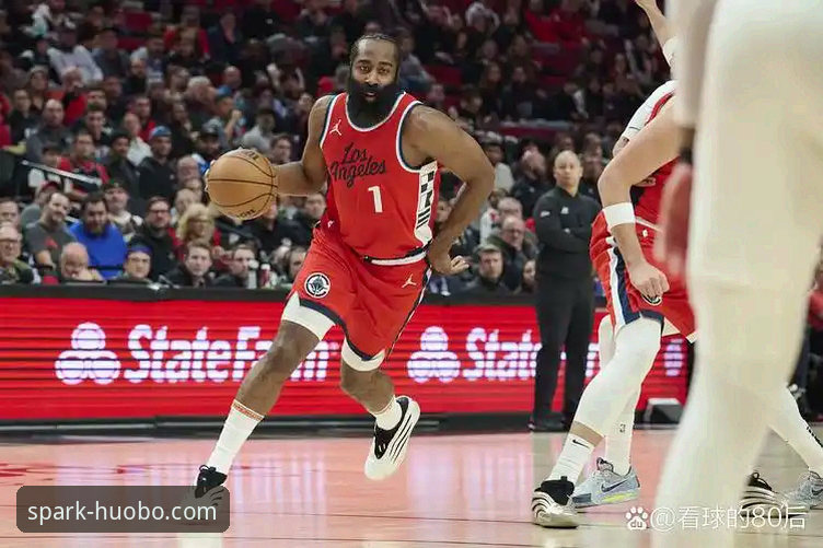 NBA赛事解读教程：透过火博体育平台观看快船输开拓者，伦纳德手腕伤势与球队困境分析